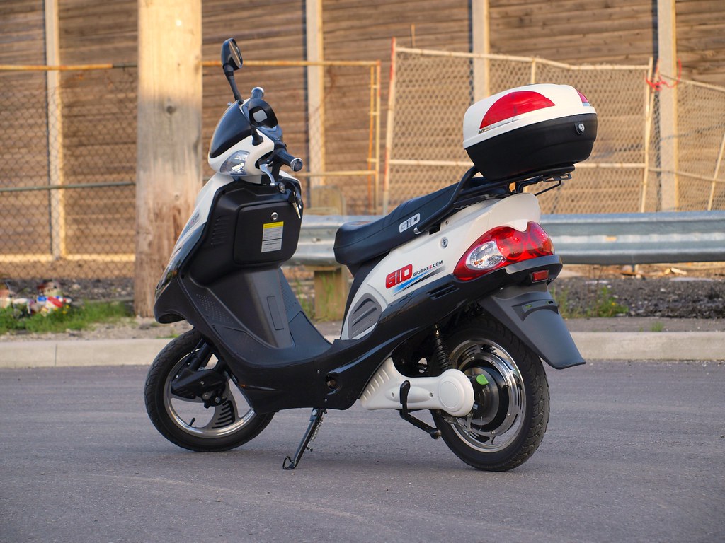 Electric scooter features: What makes urban riding easy?